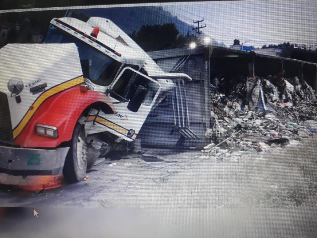 #Un tráiler cargado con basura volcó sobre la carretera federal México-Puebla