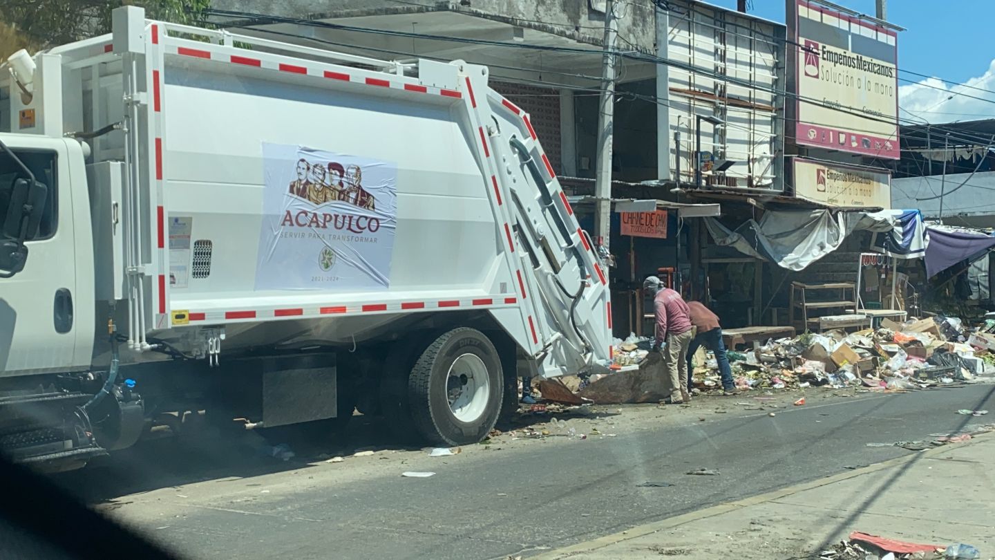 Realiza el gobierno de Abelina López limpieza del puerto con nuevos camiones recolectores de basura 