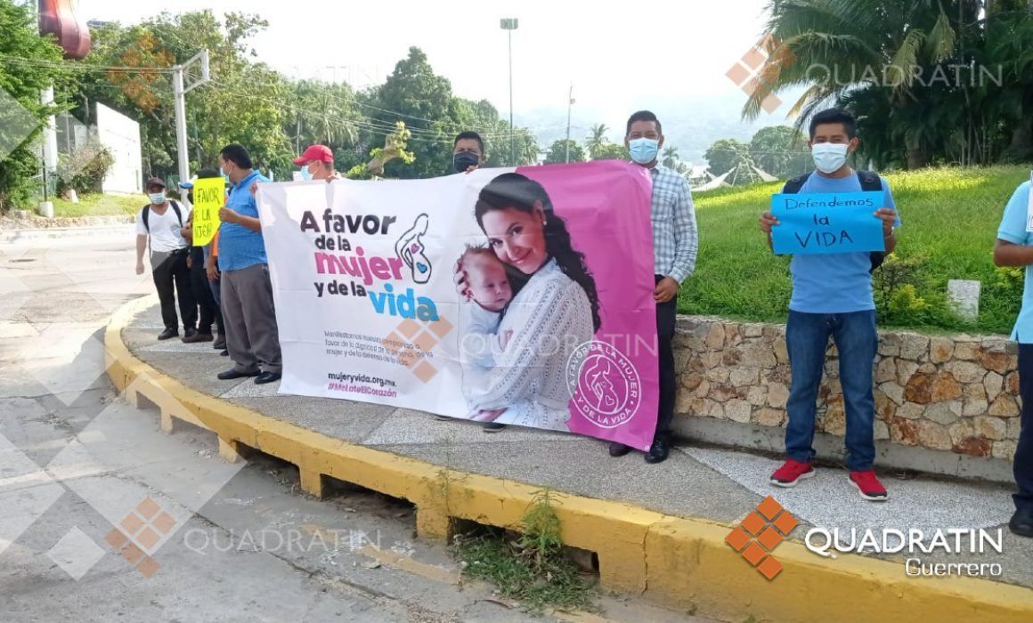Hombres protestan simultáneamente contra el aborto en Acapulco 