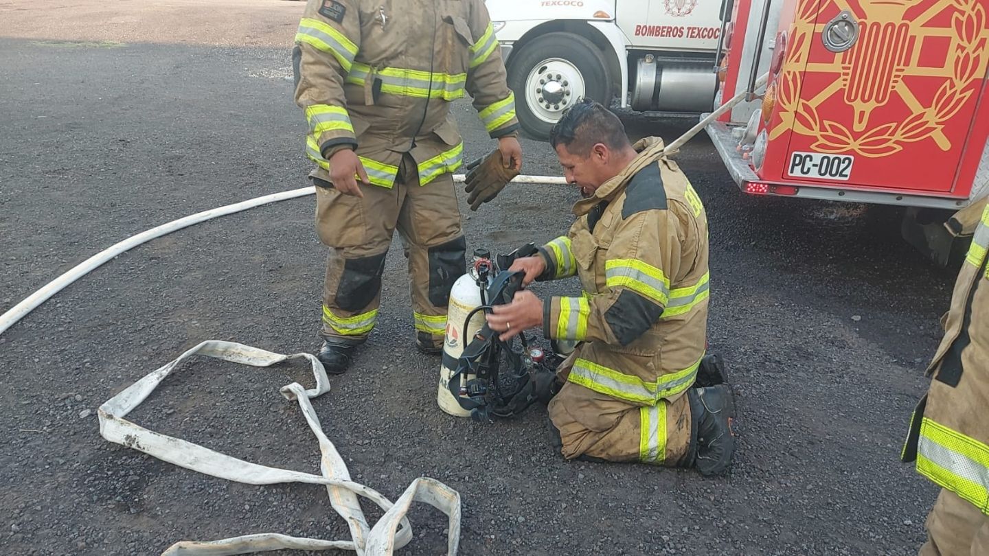 Bomberos de Texcoco, primeros respondientes en incendio de Fábrica en Chicoloapan
