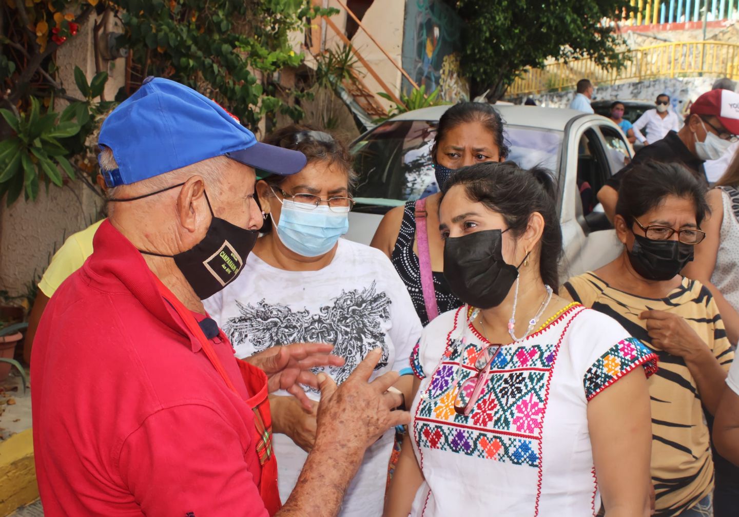 Yoloczin Domínguez atiende familias afectadas por el sismo del pasado siete de septiembre