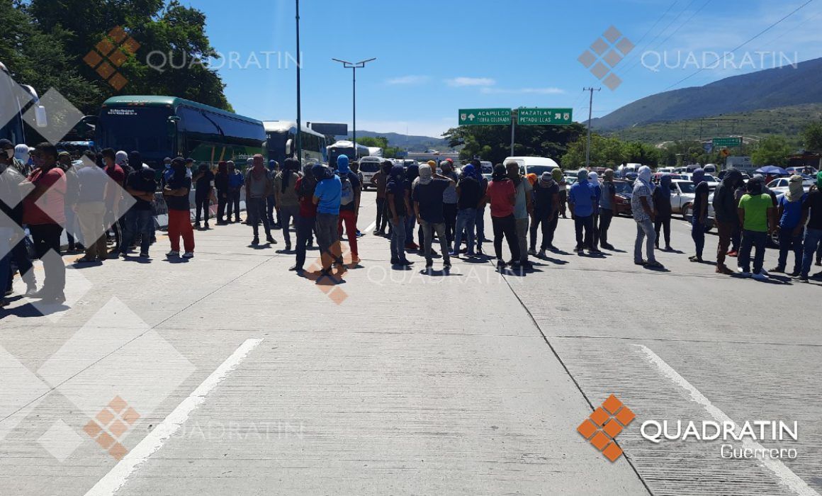 Tras casi 3 horas liberan normalistas de Ayotzinapa la Autopista del Sol 