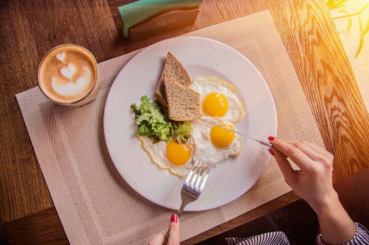 5 errores que debes evitar al comer huevo en el desayuno, comida o cena