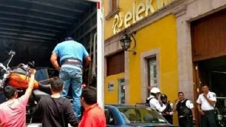 Gana mujer juicio a Banco Azteca; no le pagan y les embarga una tienda Elektra
