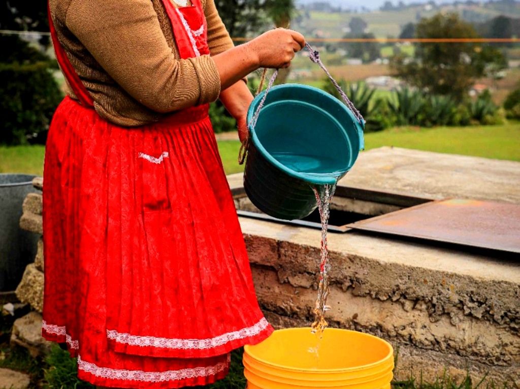 Recolectan agua de lluvia en beneficio de pueblos originarios en el Edoméx