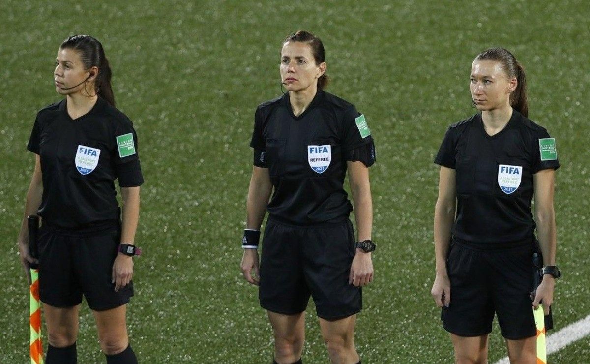 Histórico: tripleta arbitral femenina dirige duelo eliminatorio de UEFA
