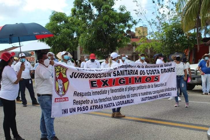 Bloquean trabajadores del Sector Salud la Acapulco-Zihuatanejo 
