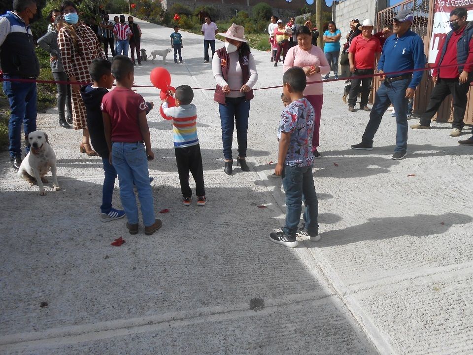 Entregan autoridades pavimentación en la población La Colonia Apipilhuasco