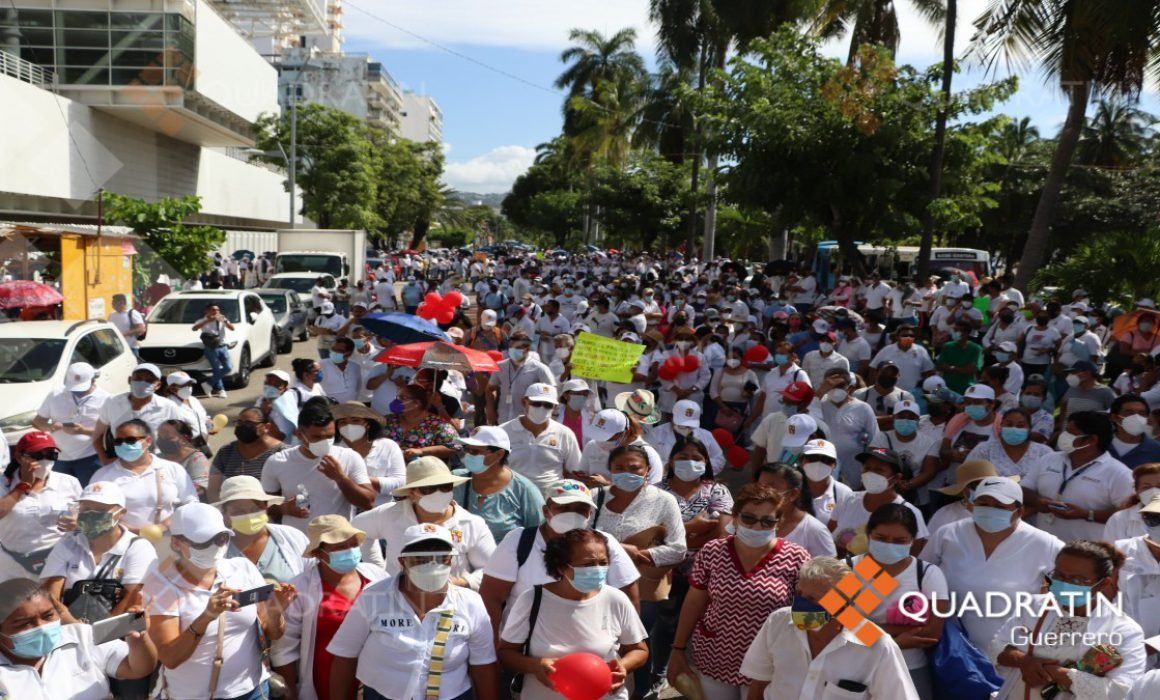 También en Acapulco bloquean unos 800 paristas de Salud para exigir pago