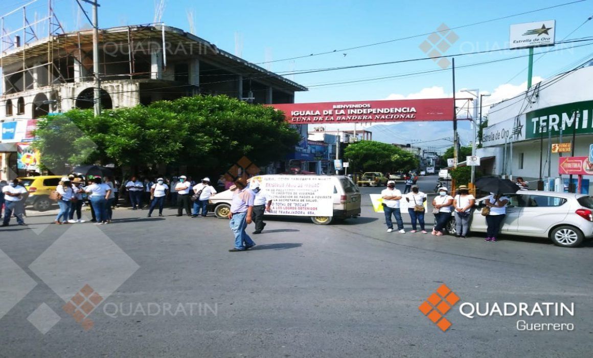 Iguala: cierran paristas de Salud carretera a Taxco y accesos al Centro