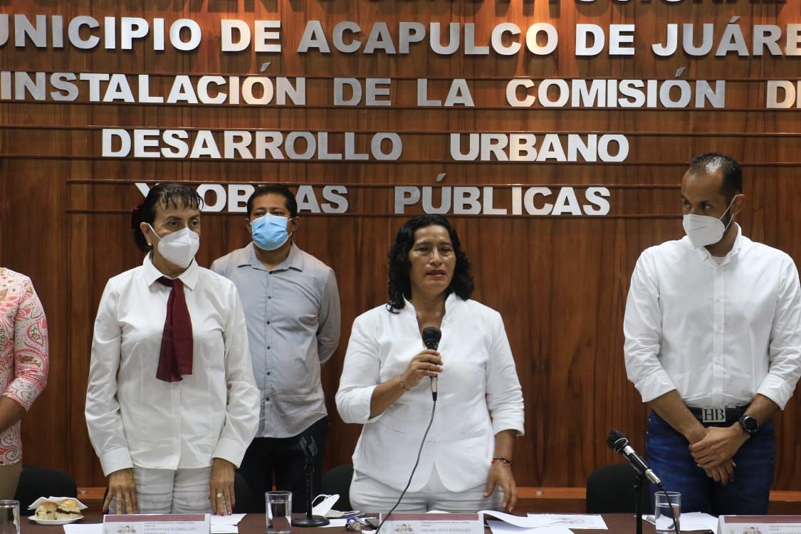 Toma protesta alcaldesa a integrantes de la comisión de Desarrollo Urbano y Obras Públicas del Cabildo
