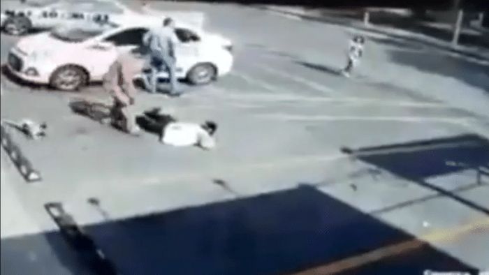 En Naucalpan feroz individuo golpea con saña a una persona de la tercera edad en un estacionamiento solo porque este interrumpió su sueño 