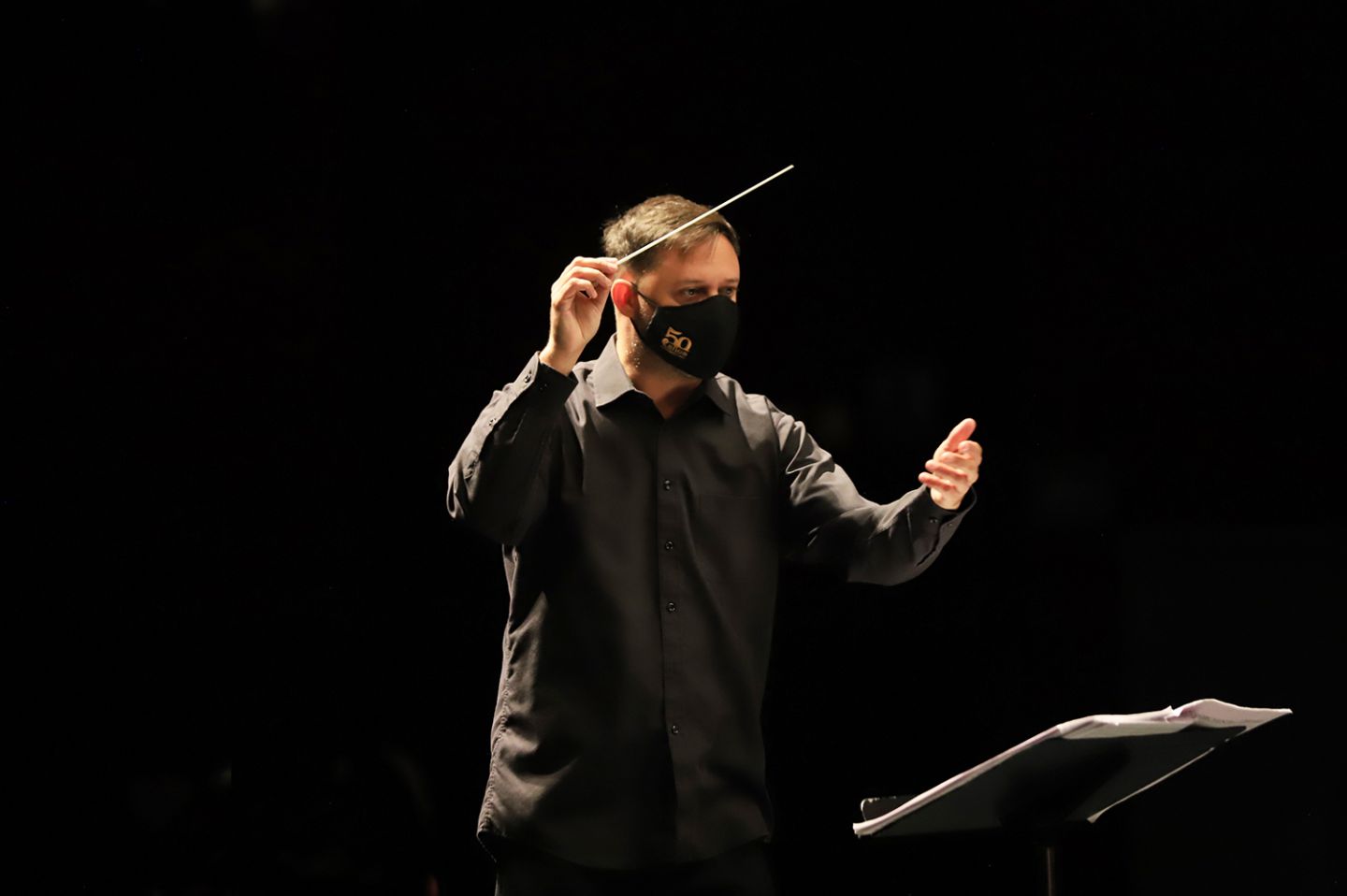 Recibe orquesta filarmónica mexiquense a Rodrigo Macías como director huésped 