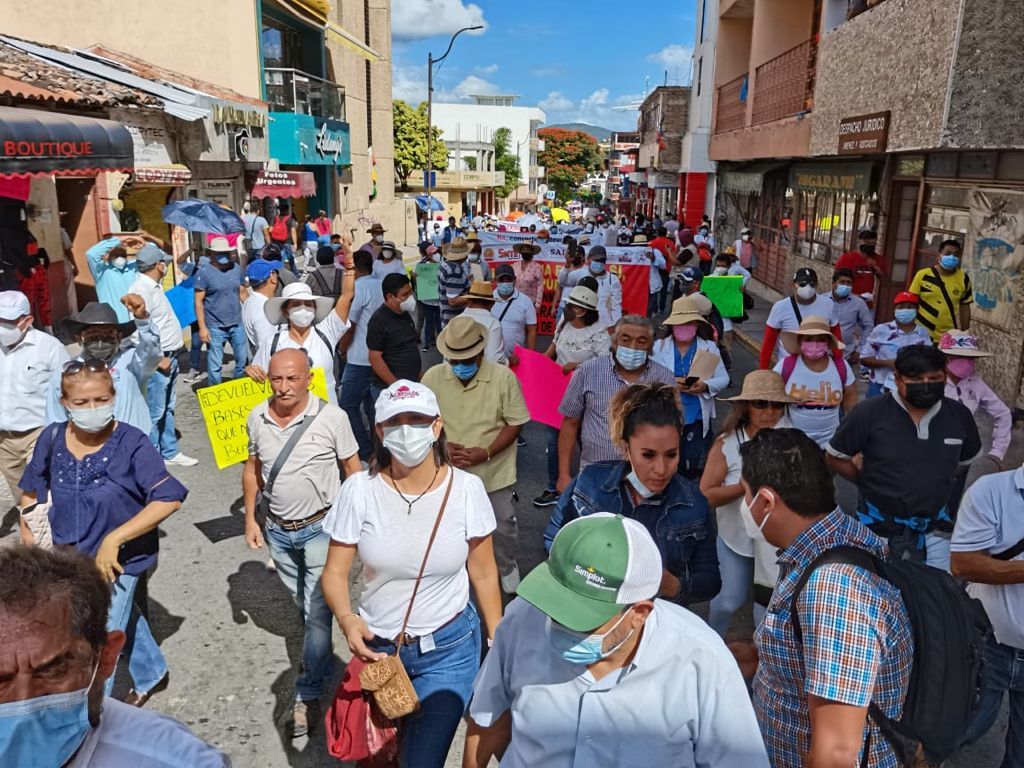 Auditoría por 16 mmdp y pago de prestaciones, exigen a Bety Vélez en mega marcha en Chilpancingo 