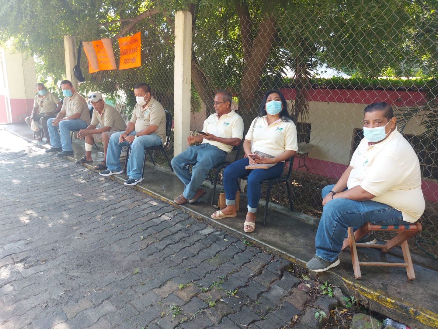 Siguen sin recibir sus pagos trabajadores de bodega del DIF en Tecpan 
