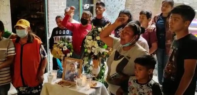 En Chimalhuacan familiares del hombre que fue presuntamente asesinado a balazos por un policía de esta localidad piden a la FGJEM justicia