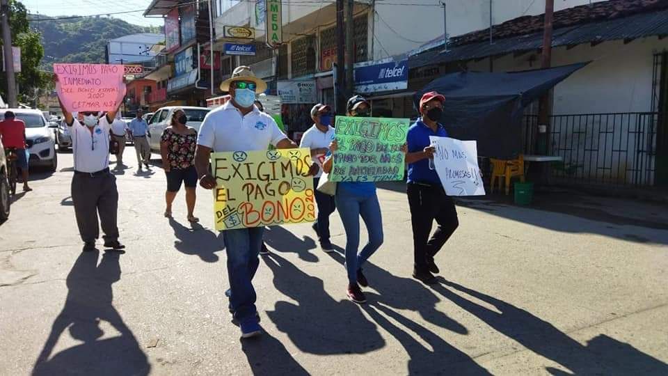 Protestan maestros del Cet-Mar 27, en Tecpan 