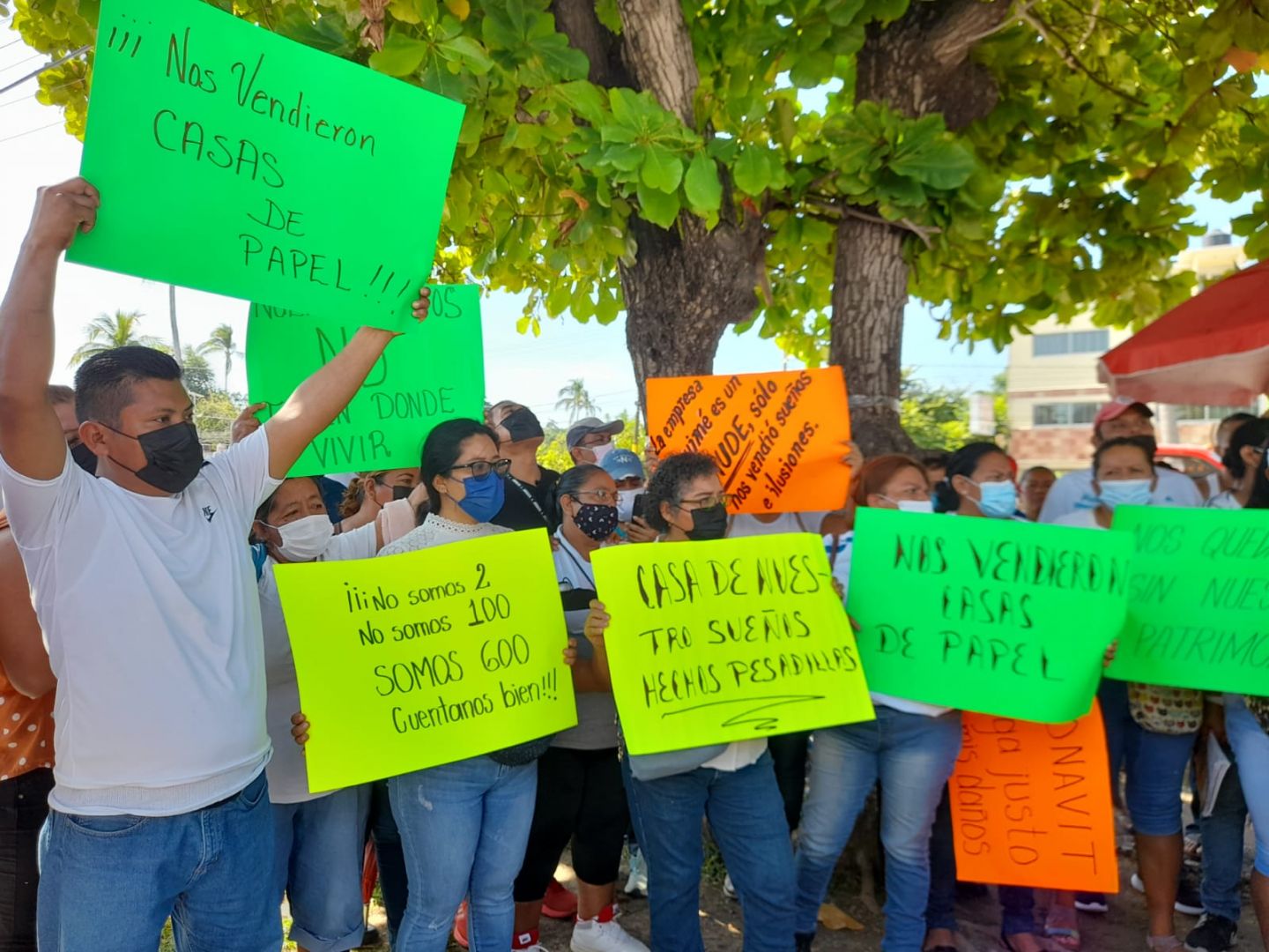 Vecinos de Cantaluna protestan afuera de las oficinas de Infonavit