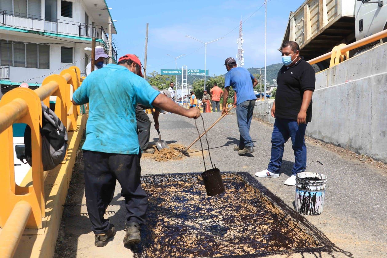 Gobierno de Acapulco mejora vialidades con programa emergente de bacheo
