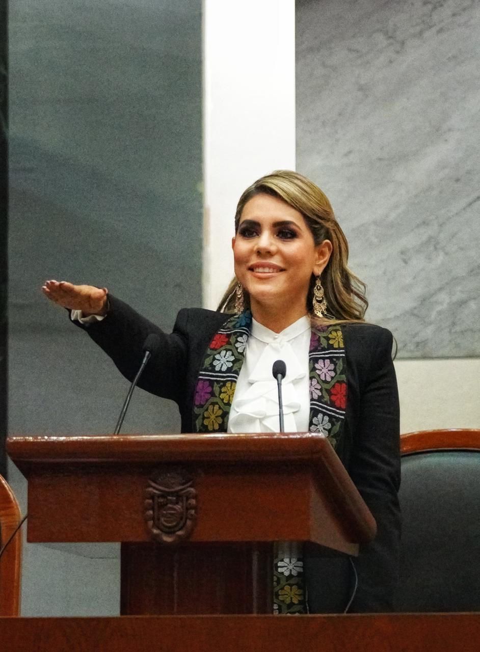Con un llamado al diálogo y la unidad, toma protesta Evelyn Salgado como gobernadora