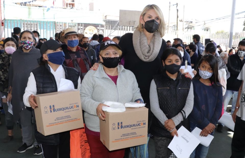 Entrega Huixquilucan apoyos alimenticios y cubrebocas a familias de El Olivo 