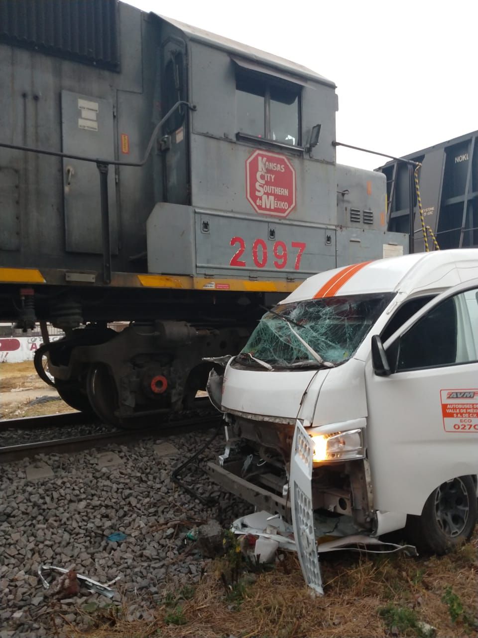#Chófer de combi trato de ganarle el paso al tren en Acolman, salvaron la vida 9 pasajeros