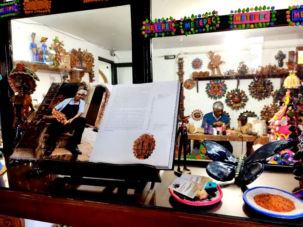 La familia Soteno representa una tradición en la alfarería mexiquense