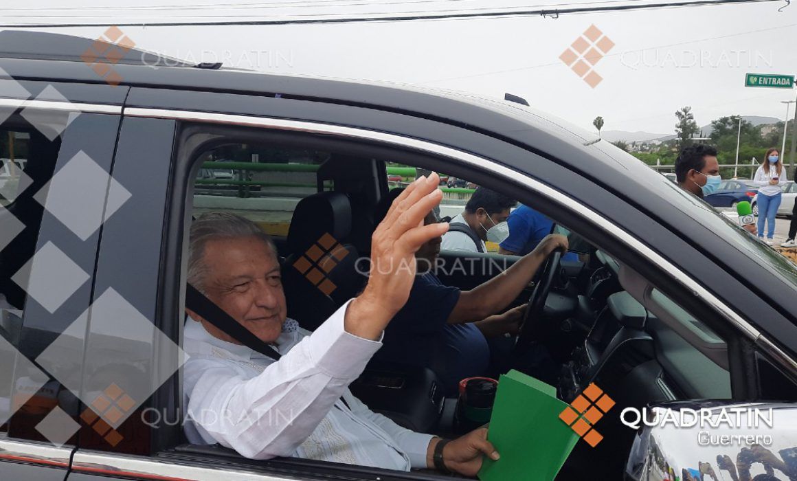 Con protestas reciben a López Obrador en Chilpancingo