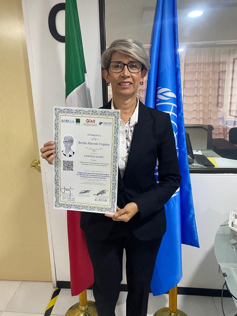En Toluca recibe Bertha Macedo Urquiza, certificación como Oficial de Cumplimiento Normativo, Transparencia y Anticorrupción