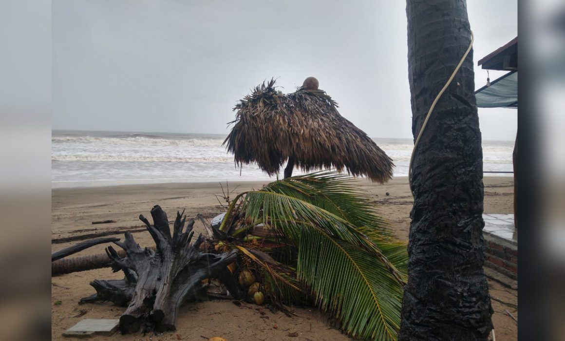 Denuncian severas afectaciones en playa Troncones tras paso de Rick 