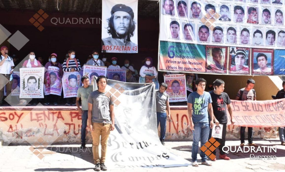 Exigen padres de los 43 a López Obrador que no se burle de su lucha
