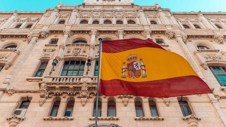 Siguen eléctricas doblegando a gobierno español; lo pagan los ciudadanos 
