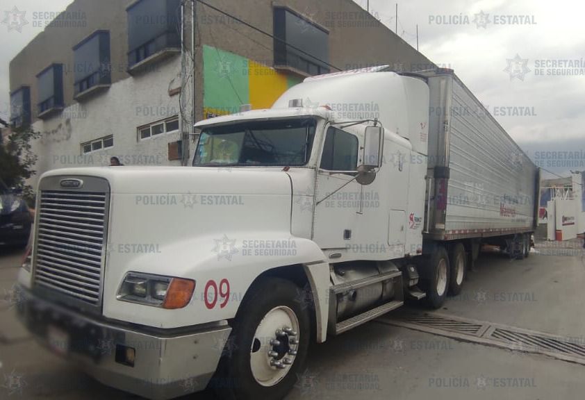 En Toluca la policía localiza Tractocamion cargado con mercancía valuada en un millón de pesos