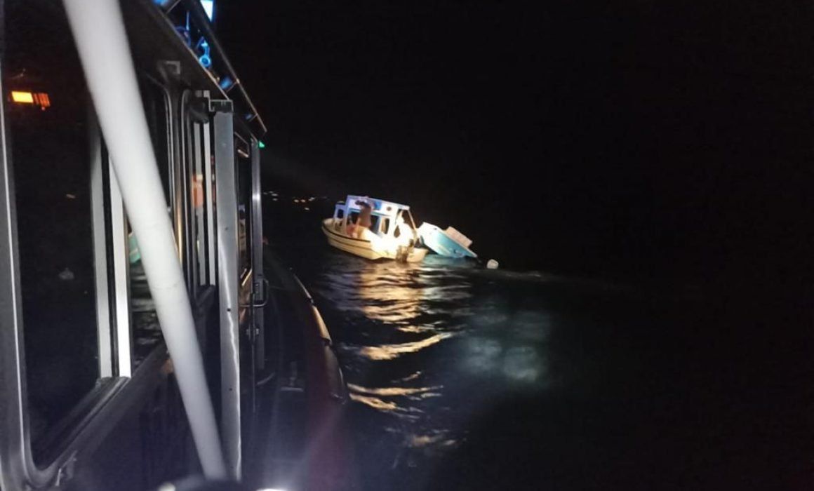 Marina logra rescate de cuatro personas de embarcación hundida durante el desfile nocturno en bahía de Zihuatanejo
