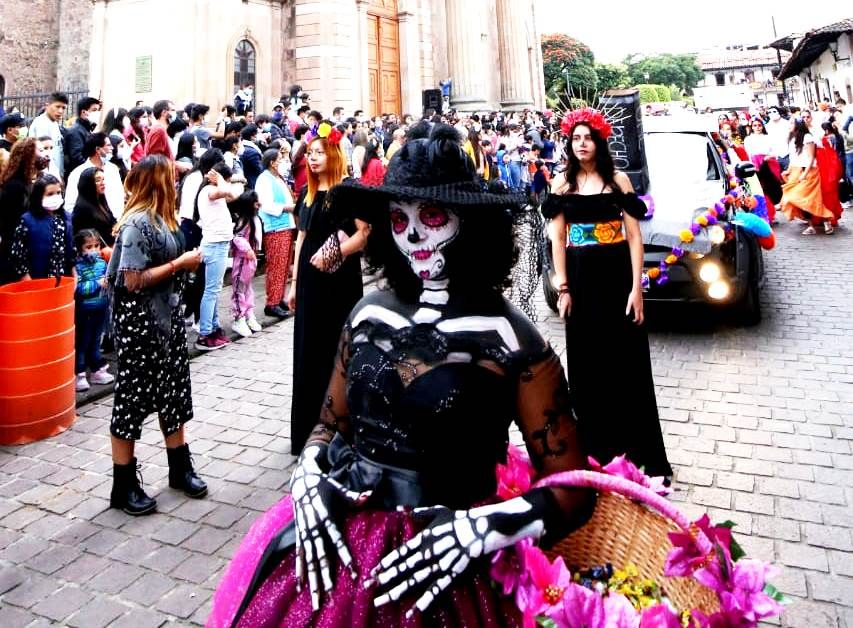 Colorea desfile ’Cantrineando’ las calles de Valle de Bravo en Festival de Las Almas 
