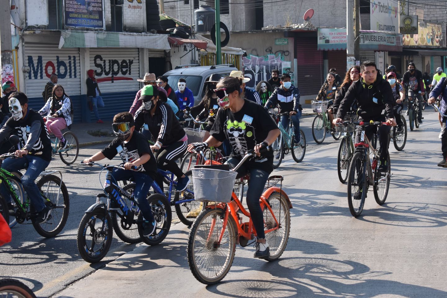 
En Chimalhuacan IMCUFIDECH celebra Día de Muertos con paseo ciclista
