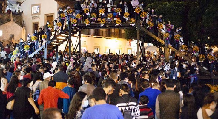 Sufre Taxco caos en sus calles ante la llegada de turistas por el puente largo