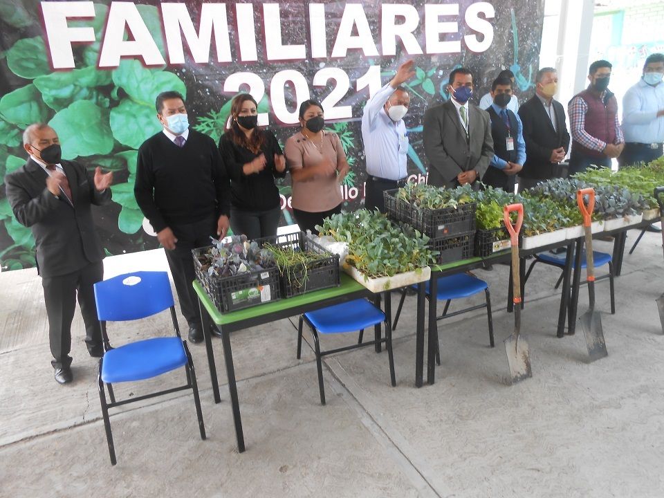 Gobierno de Chiautla entrega ’Huertos Familiares’ a Secundaria de Tepetitlán
