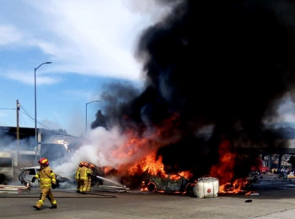 Alfredo del Mazo informa que los cuerpos de seguridad y emergencia atienden accidente en la autopista México-Puebla 
