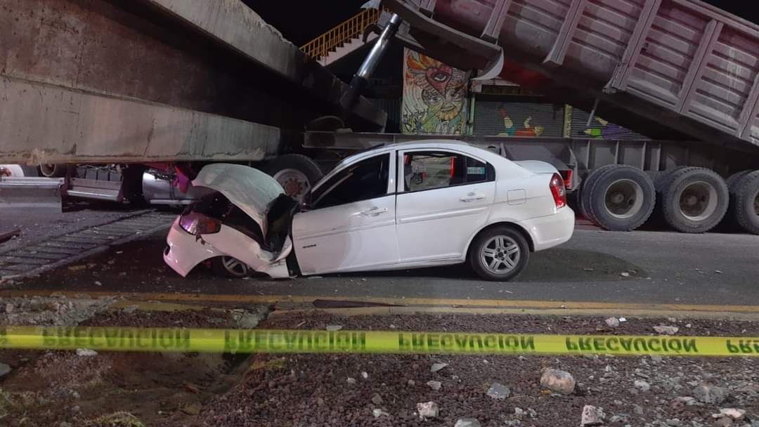 #Tráiler choca y tira puente peatonal de la carretera Texcoco - México en Santiago Cuautlalpan, hay heridos