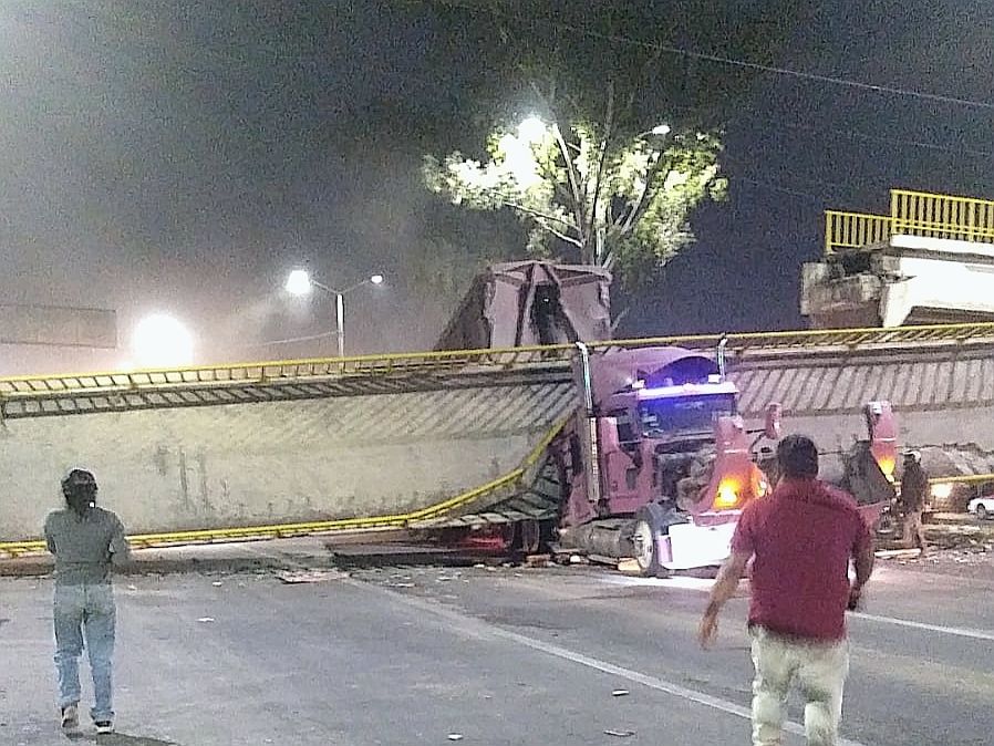 Trailer tira puente peatonal de Cuautlalpan en carretera Reyes-Texcoco 
