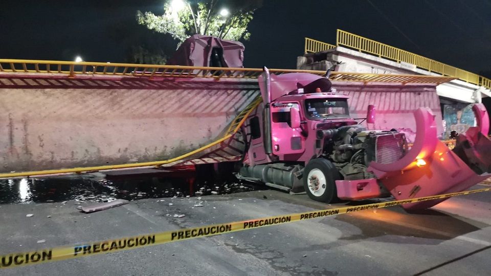 Puente peatonal derribado por un tráiler en la México-Texcoco no hay lesionado