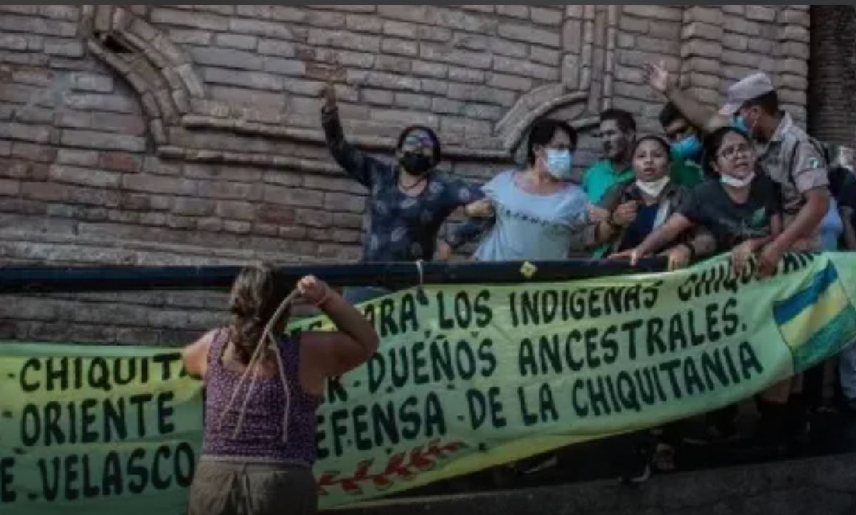 Corren a latigazos a feministas que vandalizaban catedral; sucedió en Bolivia 