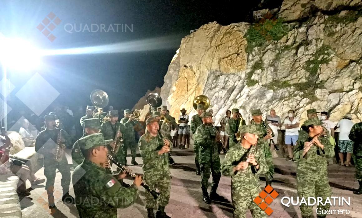 Sorprenden soldados con un flashmob de música en La Quebrada