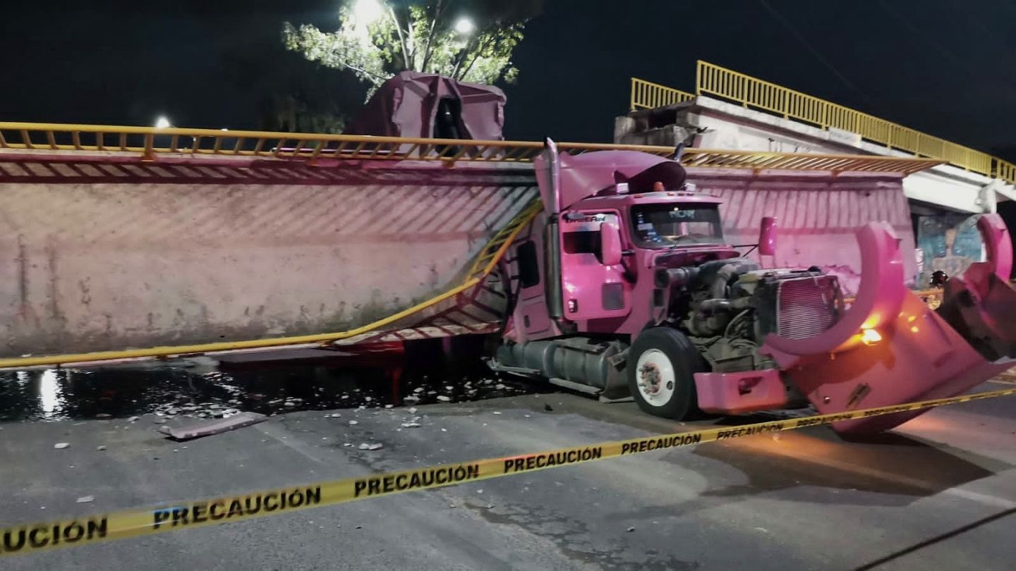 Pronta reacción ante accidente de puente peatonal derribado por un tráiler en la México -Texcoco
