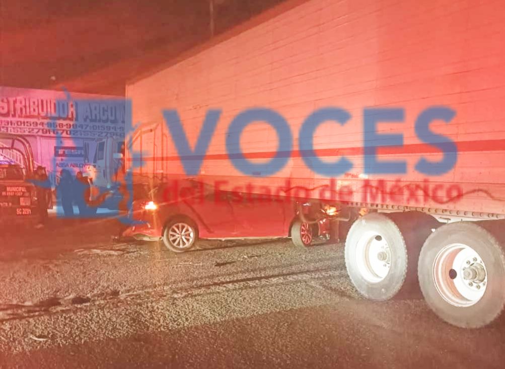 Se impacta auto contra caja de un tráiler en la carretera Texcoco - Lechería :el saldo un herido 