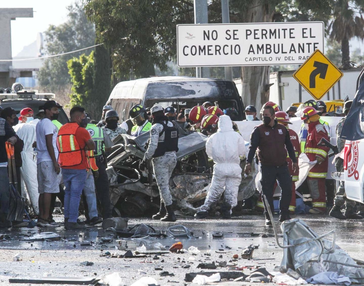 
En Ixtapaluca la FGJEM identifica a 17 víctimas del accidente de la carretera México-Puebla
