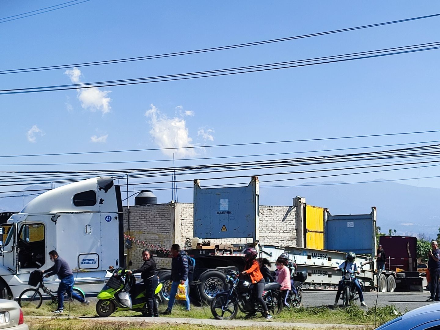 Carretera México Texcoco cerrado por maniobras de trailer 