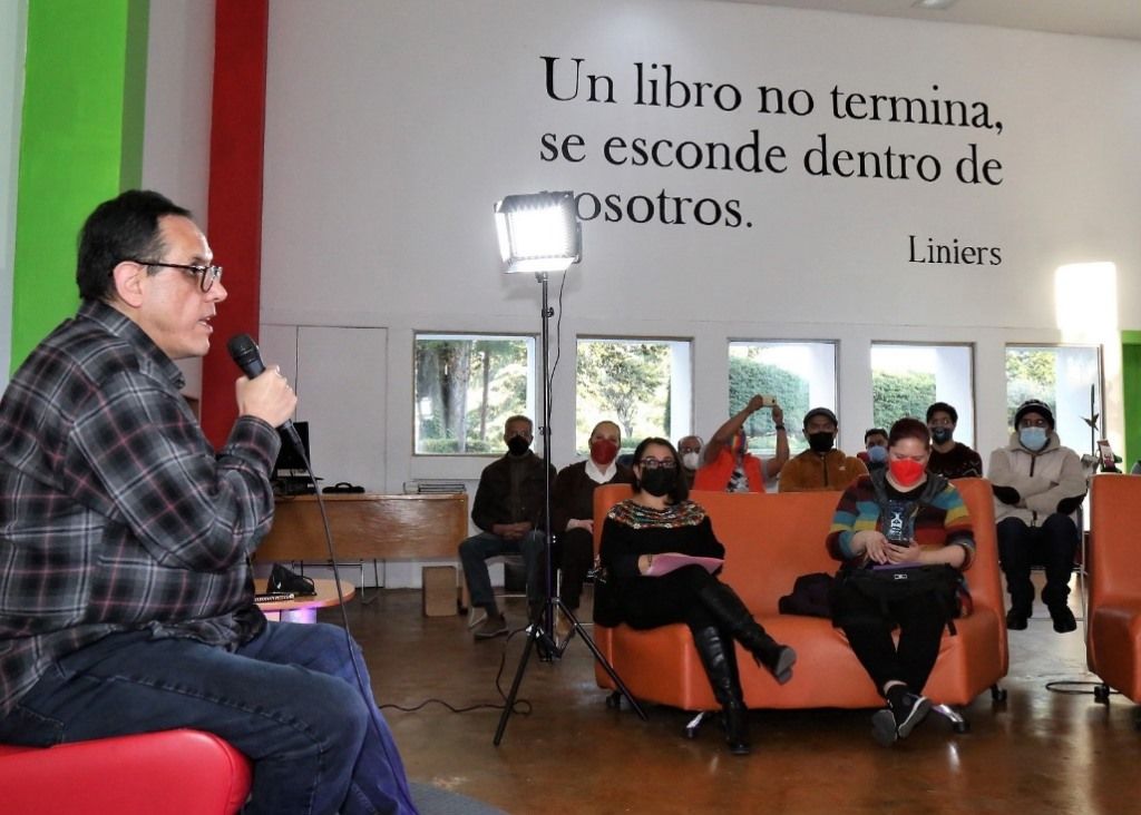 Alberto Chimal charla acerca de su experiencia en la lectura y escritura