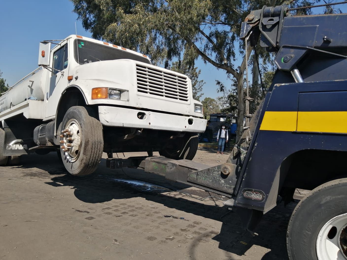 Xochimilco retira vehículos abandonados 